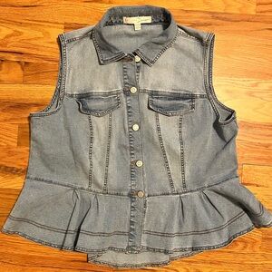 EST 1946 Woman’s 18/20W denim peplum vest. Nice details. EUC. Flattering.